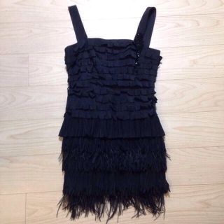 ビーシービージーマックスアズリア(BCBGMAXAZRIA)のフェザーのついた、オシャレドレス(ミディアムドレス)