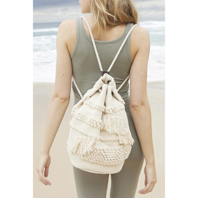 ALEXIA STAM(アリシアスタン)のFringe Tassel Woven Drawstring Bag Ivory レディースのバッグ(リュック/バックパック)の商品写真