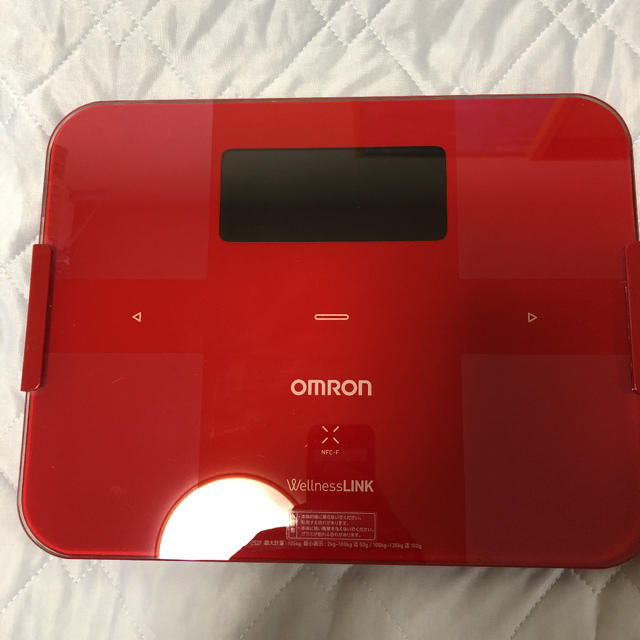 OMRON(オムロン)のOMRON 体組成計 HBF-252F-R レッド スマホ/家電/カメラの美容/健康(体重計/体脂肪計)の商品写真