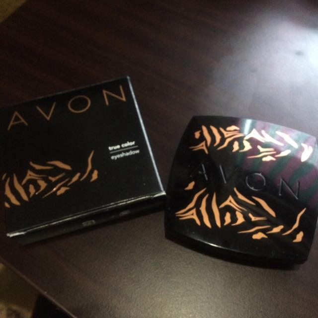 AVON(エイボン)のAVON限定アイシャドウパレット コスメ/美容のベースメイク/化粧品(アイシャドウ)の商品写真