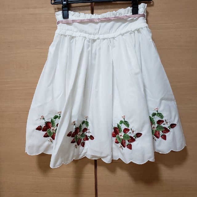 Ank Rouge(アンクルージュ)のストロベリー柄刺繍スカート レディースのスカート(ひざ丈スカート)の商品写真