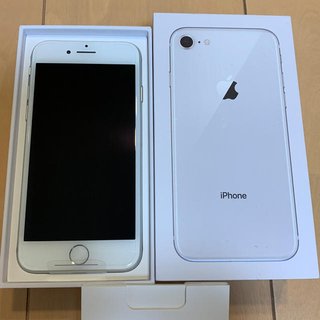 iPhone(アイフォーン)のiPhone 8 64GB SIMロック解除 新品 未使用 美品 silver スマホ/家電/カメラのスマートフォン/携帯電話(スマートフォン本体)の商品写真