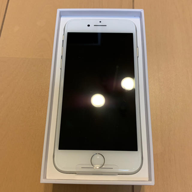 iPhone(アイフォーン)のiPhone 8 64GB SIMロック解除 新品 未使用 美品 silver スマホ/家電/カメラのスマートフォン/携帯電話(スマートフォン本体)の商品写真