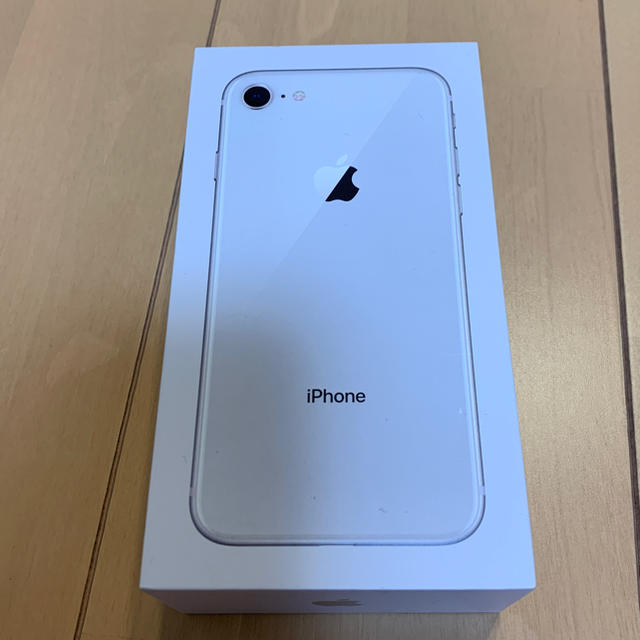 iPhone(アイフォーン)のiPhone 8 64GB SIMロック解除 新品 未使用 美品 silver スマホ/家電/カメラのスマートフォン/携帯電話(スマートフォン本体)の商品写真