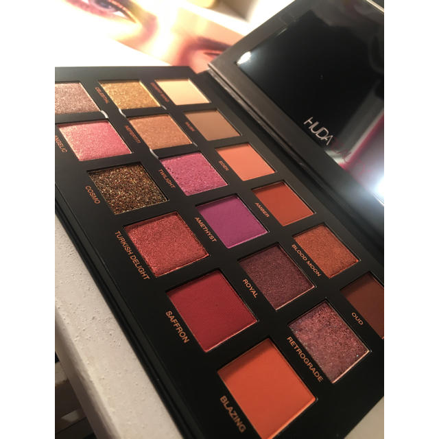 本物 HUDA BEAUTY アイシャドウパレット DESERT DUSK