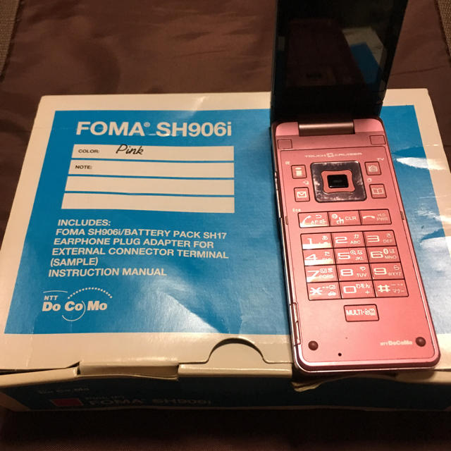 SHARP(シャープ)のdocomoガラケーSH906i Pink スペアバッテリー新品付 スマホ/家電/カメラのスマートフォン/携帯電話(携帯電話本体)の商品写真