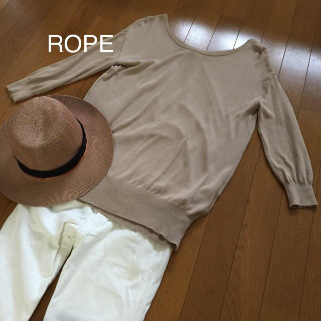 ROPE’(ロペ)のROPE シンプルベージュトップス レディースのトップス(ニット/セーター)の商品写真