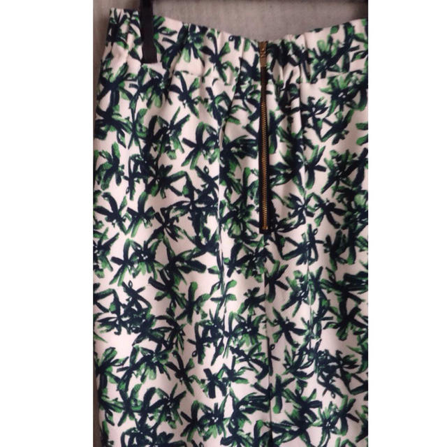 CAPRICIEUX LE'MAGE(カプリシューレマージュ)の美品ボタニカルペンシルスカート レディースのスカート(ひざ丈スカート)の商品写真