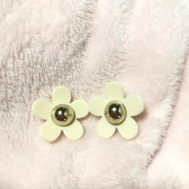 Narcissus(ナルシス)の訳あり♡フラワーピアス レディースのアクセサリー(ピアス)の商品写真