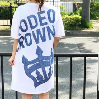 ロデオクラウンズワイドボウル(RODEO CROWNS WIDE BOWL)の完売品☆RODEO CROWNS✩RCWB✩デニムパッチビッグTシャツワンピース(ひざ丈ワンピース)