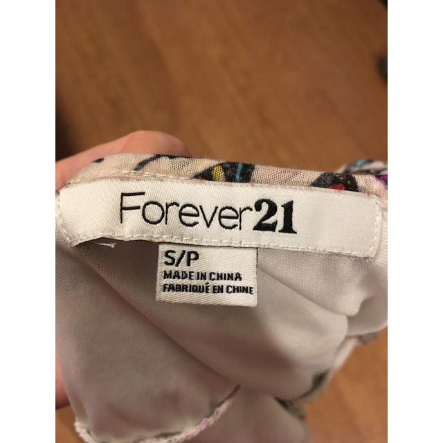 FOREVER 21(フォーエバートゥエンティーワン)の【未使用】フリルキャミソール 蝶々 レディースのトップス(キャミソール)の商品写真