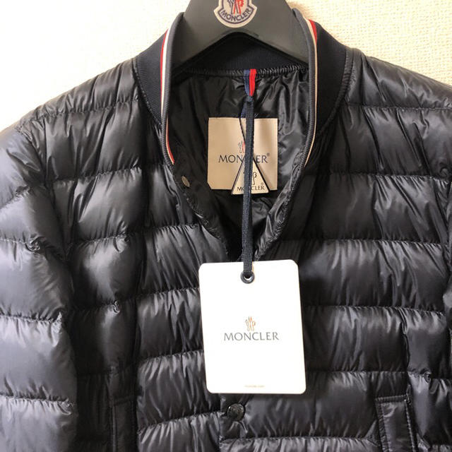 MONCLER(モンクレール)の【新品】メンズMONCLEL薄手ダウン AUBRY メンズのジャケット/アウター(ダウンジャケット)の商品写真