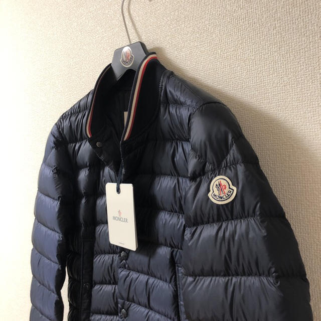 MONCLER(モンクレール)の【新品】メンズMONCLEL薄手ダウン AUBRY メンズのジャケット/アウター(ダウンジャケット)の商品写真