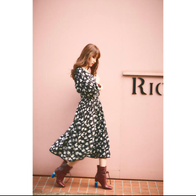 Flower Print Velor Ribbon Midi Dress レディースのワンピース(ひざ丈ワンピース)の商品写真