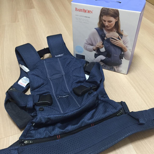 BABYBJORN(ベビービョルン)の美品！ベビービョルン   ONE KAI AIRネイビーブルー キッズ/ベビー/マタニティの外出/移動用品(抱っこひも/おんぶひも)の商品写真