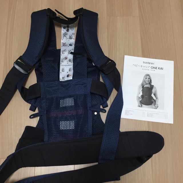 BABYBJORN(ベビービョルン)の美品！ベビービョルン   ONE KAI AIRネイビーブルー キッズ/ベビー/マタニティの外出/移動用品(抱っこひも/おんぶひも)の商品写真