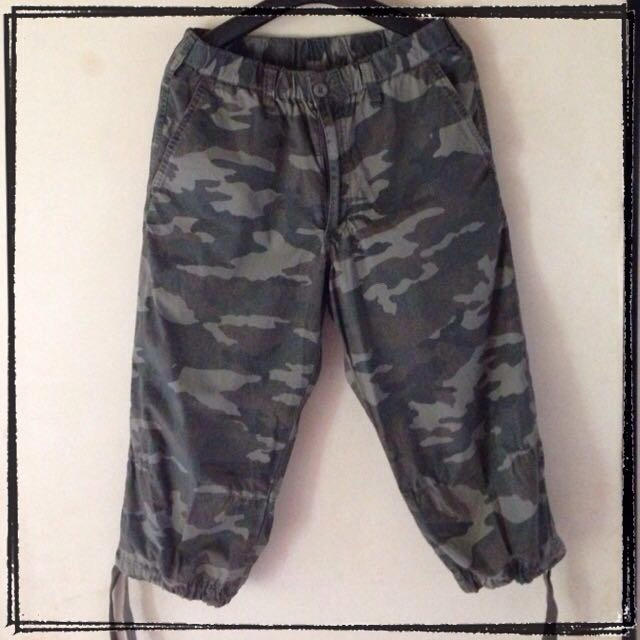 UNIQLO(ユニクロ)の七分丈 迷彩パンツ レディースのパンツ(ハーフパンツ)の商品写真