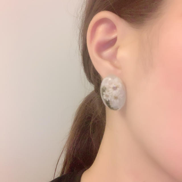 matricaria frill pierce ハンドメイドのアクセサリー(ピアス)の商品写真