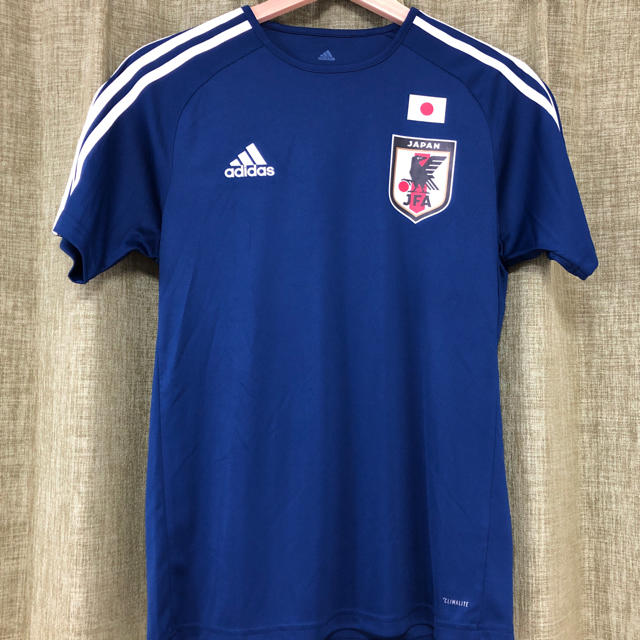 adidas(アディダス)のサッカー日本代表ユニフォーム Mサイズ‼️ スポーツ/アウトドアのサッカー/フットサル(応援グッズ)の商品写真