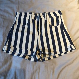 エイチアンドエム(H&M)のハイウェスト ショートパンツ(ショートパンツ)