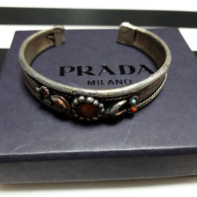 PRADA(プラダ)のシルバーブレスレット&PRADAケース メンズのアクセサリー(ブレスレット)の商品写真