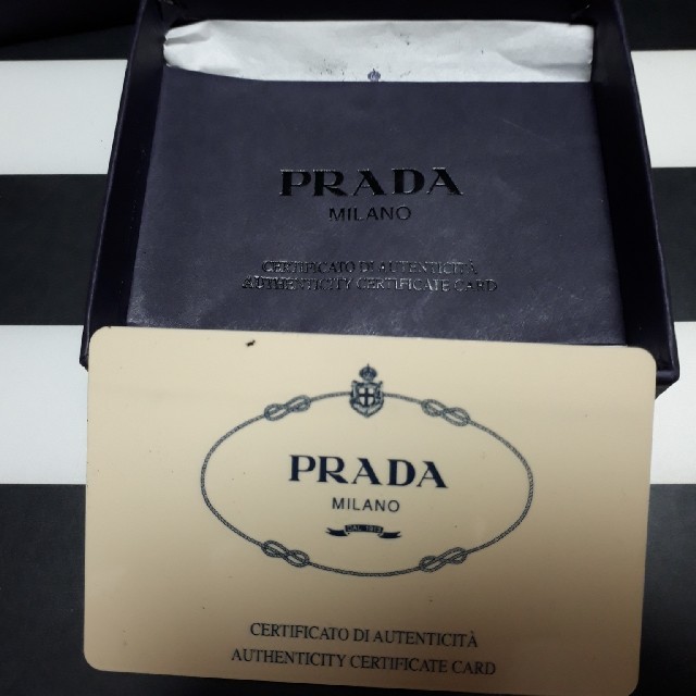 PRADA(プラダ)のシルバーブレスレット&PRADAケース メンズのアクセサリー(ブレスレット)の商品写真