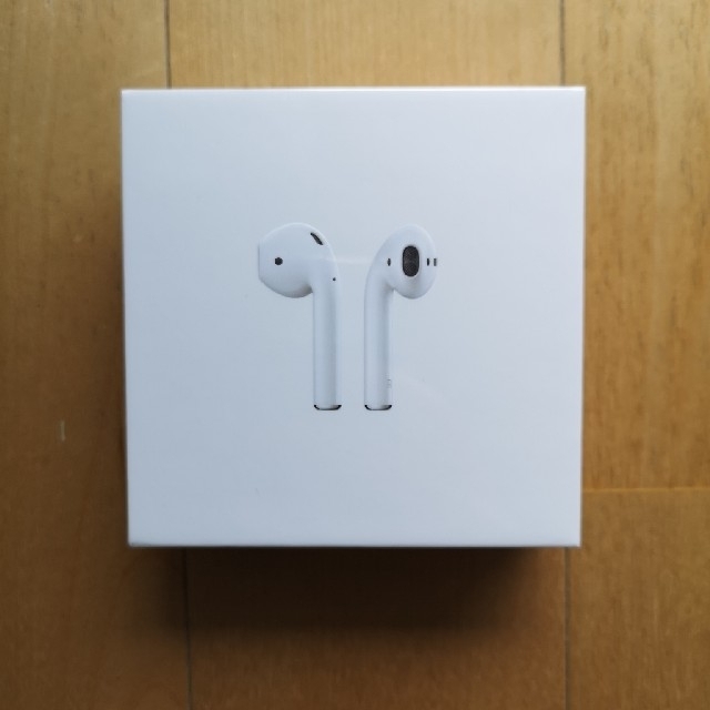 Apple(アップル)の新品未開封 AirPods with Charging Case 第二世代 スマホ/家電/カメラのオーディオ機器(ヘッドフォン/イヤフォン)の商品写真