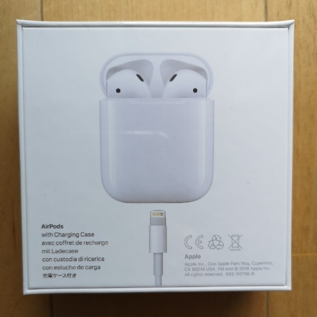 Apple(アップル)の新品未開封 AirPods with Charging Case 第二世代 スマホ/家電/カメラのオーディオ機器(ヘッドフォン/イヤフォン)の商品写真