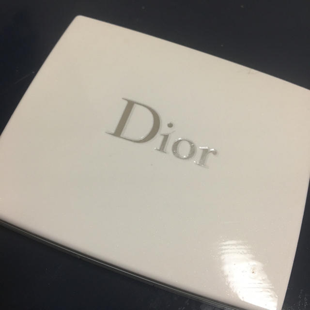 Dior(ディオール)のNana様専用✨Dior スノーブラッシュ ＆ ブルームパウダー 002 コスメ/美容のベースメイク/化粧品(フェイスカラー)の商品写真