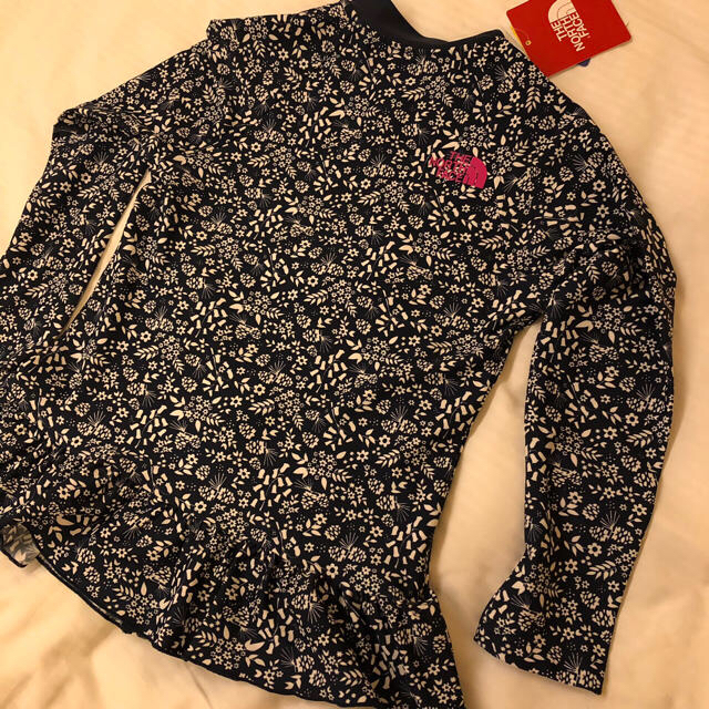 THE NORTH FACE(ザノースフェイス)の新品 ザノースフェイス ネイビー 水着 ラッシュガード 前びらき 110 キッズ/ベビー/マタニティのキッズ服女の子用(90cm~)(水着)の商品写真