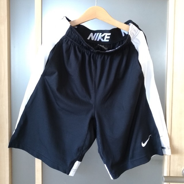 NIKE(ナイキ)のナイキ黒　140ー150サイズ キッズ/ベビー/マタニティのキッズ服男の子用(90cm~)(パンツ/スパッツ)の商品写真