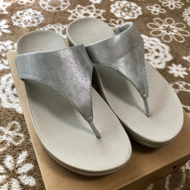 fitflop(フィットフロップ)のfitflop シルバーサンダル US05★新品同様★ レディースの靴/シューズ(サンダル)の商品写真