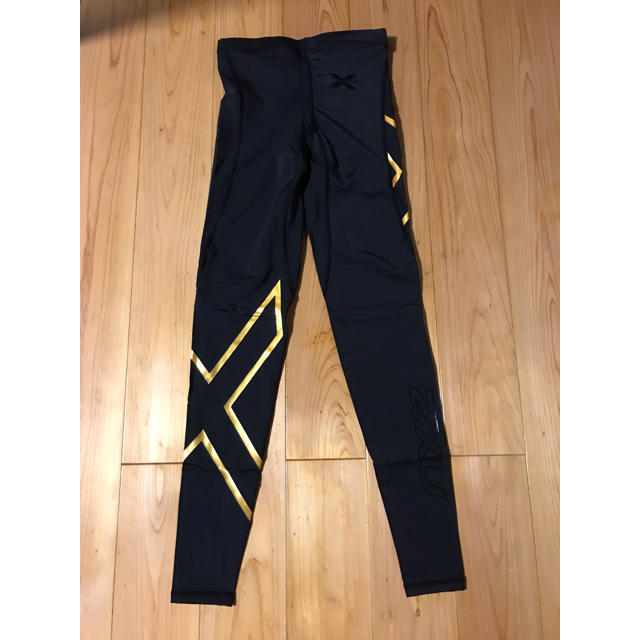 2XU(ツータイムズユー)の2XU   メンズ ロングパンツ  Sサイズ gold メンズのパンツ(ショートパンツ)の商品写真