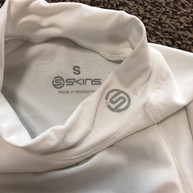 SKINS(スキンズ)のデサント skins 半袖 Tシャツ スポーツ/アウトドアのトレーニング/エクササイズ(その他)の商品写真