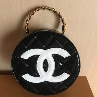 シャネル(CHANEL)のシャネル  エナメル 丸型 バニティ  黒(ハンドバッグ)