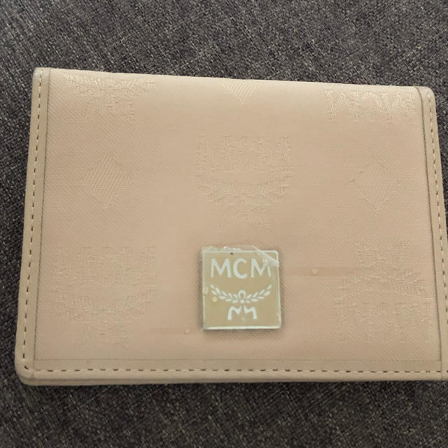 MCM(エムシーエム)のMCM定期入れ、免許証入れ レディースのファッション小物(名刺入れ/定期入れ)の商品写真