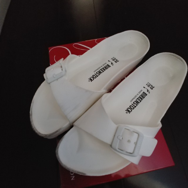 BIRKENSTOCK(ビルケンシュトック)の[ 最終値下]BIRKENSTOCK  ❤️サンダル   白 レディースの靴/シューズ(サンダル)の商品写真