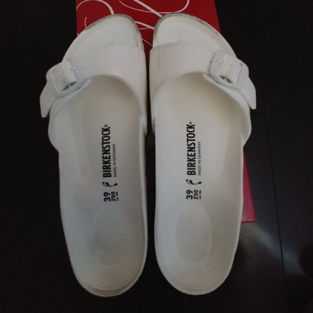 BIRKENSTOCK(ビルケンシュトック)の[ 最終値下]BIRKENSTOCK  ❤️サンダル   白 レディースの靴/シューズ(サンダル)の商品写真