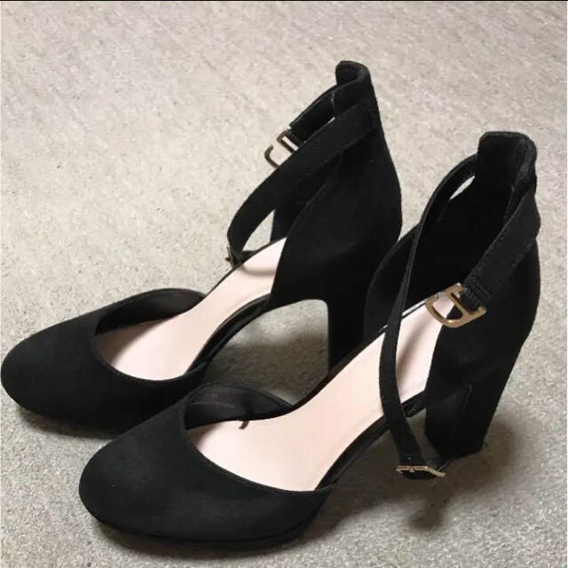 GU(ジーユー)のGU❗️美品❗️ストラップ付きパンプス ブラック Mサイズ レディースの靴/シューズ(ハイヒール/パンプス)の商品写真
