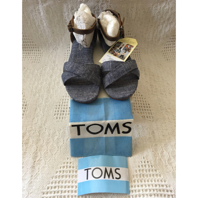 TOMS(トムズ)の【TMOS トモズ】未使用・サンダル、サイズ：Ｗ７（２４cm） レディースの靴/シューズ(サンダル)の商品写真