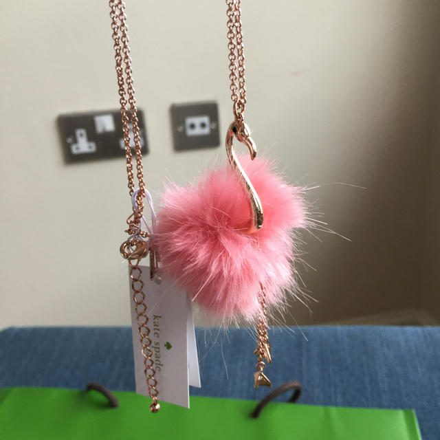 kate spade new york(ケイトスペードニューヨーク)のKate spade ふわっふわの可愛すぎる フラミンゴのネックレス レディースのアクセサリー(ネックレス)の商品写真