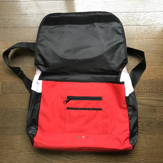 PUMA(プーマ)のプーマフェラーリショルダーバック赤布製 メンズのバッグ(ショルダーバッグ)の商品写真