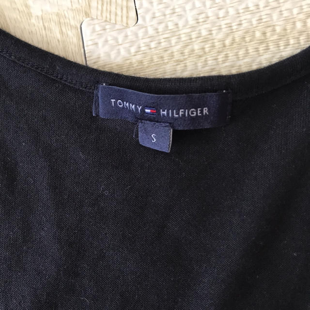 TOMMY HILFIGER(トミーヒルフィガー)の美品 トミーヒルフィガー フレンチスリーブTシャツ 無地 黒 ワンポイント S レディースのトップス(Tシャツ(半袖/袖なし))の商品写真