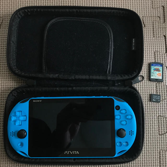 PlayStation Vita(プレイステーションヴィータ)のPSVita 2000  8gメモリカードその他付き エンタメ/ホビーのゲームソフト/ゲーム機本体(携帯用ゲーム機本体)の商品写真