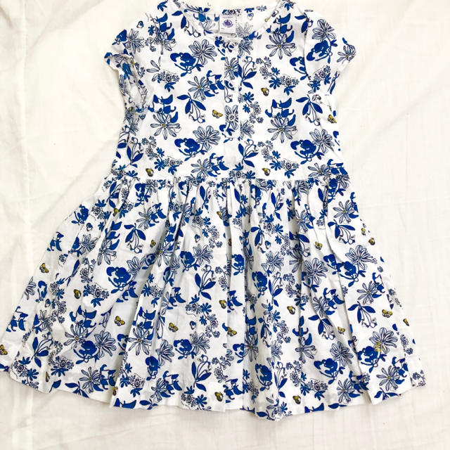 PETIT BATEAU(プチバトー)のSALE☆プチバトー ブルーフラワーワンピース 90 95 100 キッズ/ベビー/マタニティのキッズ服女の子用(90cm~)(ワンピース)の商品写真