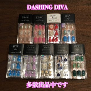 DASHING DIVA MAGIC PRESS エメラルドブルー コスメ/美容のネイル(つけ爪/ネイルチップ)の商品写真