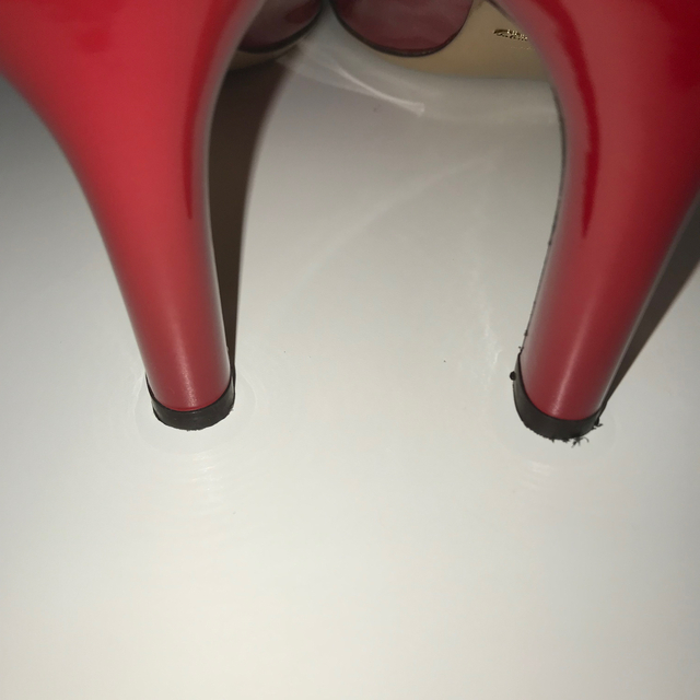 Salvatore Ferragamo(サルヴァトーレフェラガモ)のフェラガモ パンプス エナメル レッド（93013757） レディースの靴/シューズ(ハイヒール/パンプス)の商品写真