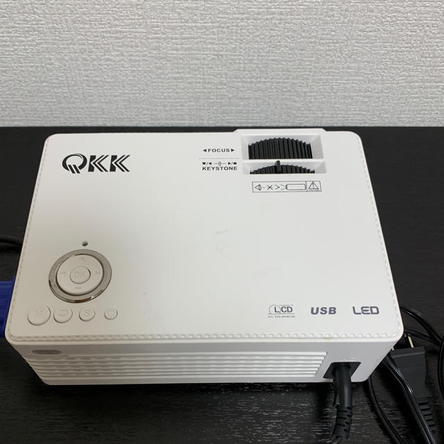 【値下げしました】QKKプロジェクター  2400ルーメン