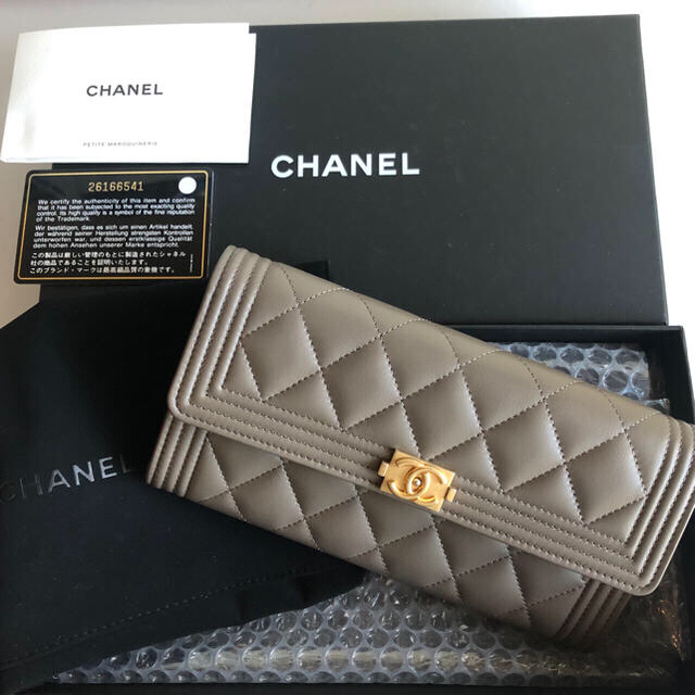 雑誌で紹介された CHANEL 長財布 ラムスキン グレージュ ボーイ