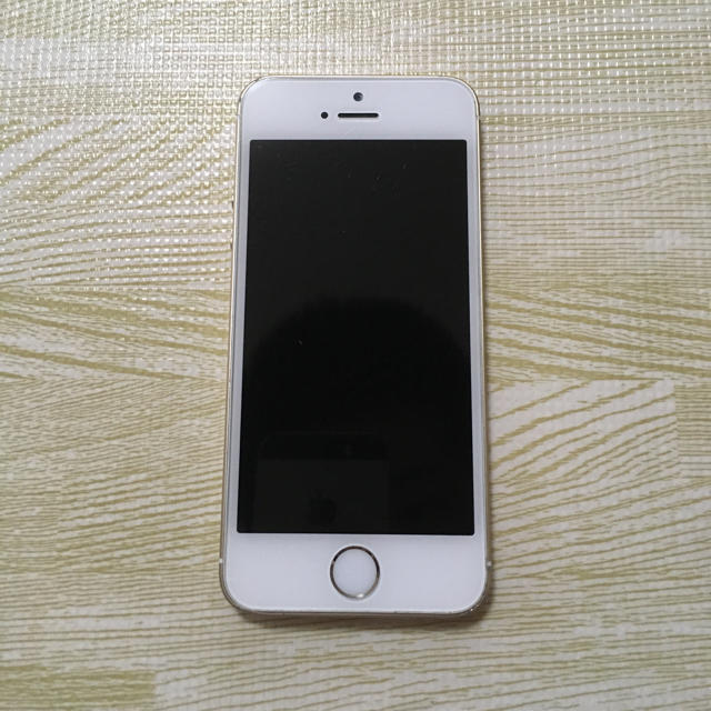 iPhone(アイフォーン)のiPhonese64gSIMフリー gold スマホ/家電/カメラのスマートフォン/携帯電話(スマートフォン本体)の商品写真
